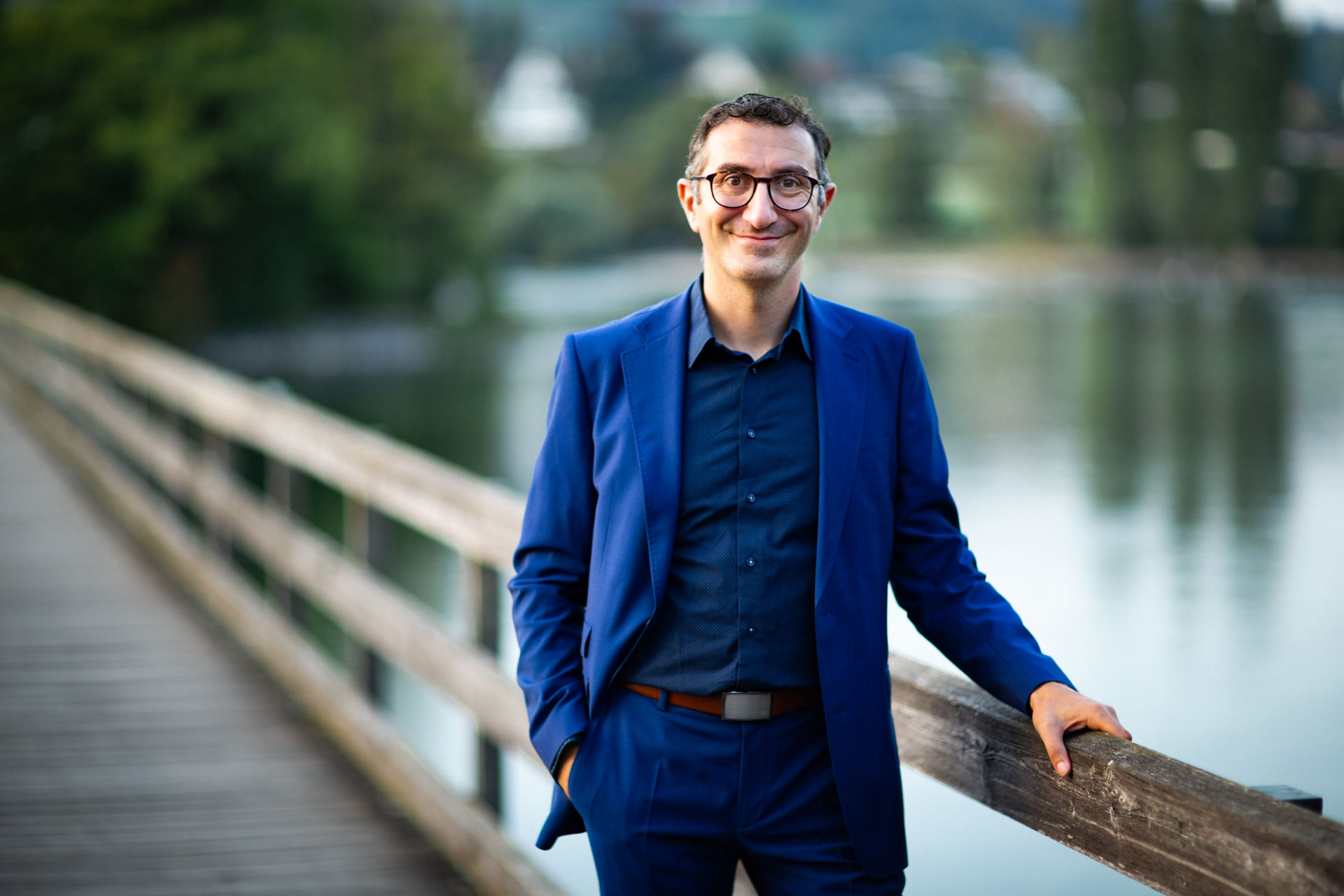 Tommaso Rubino Portrait auf Brücke