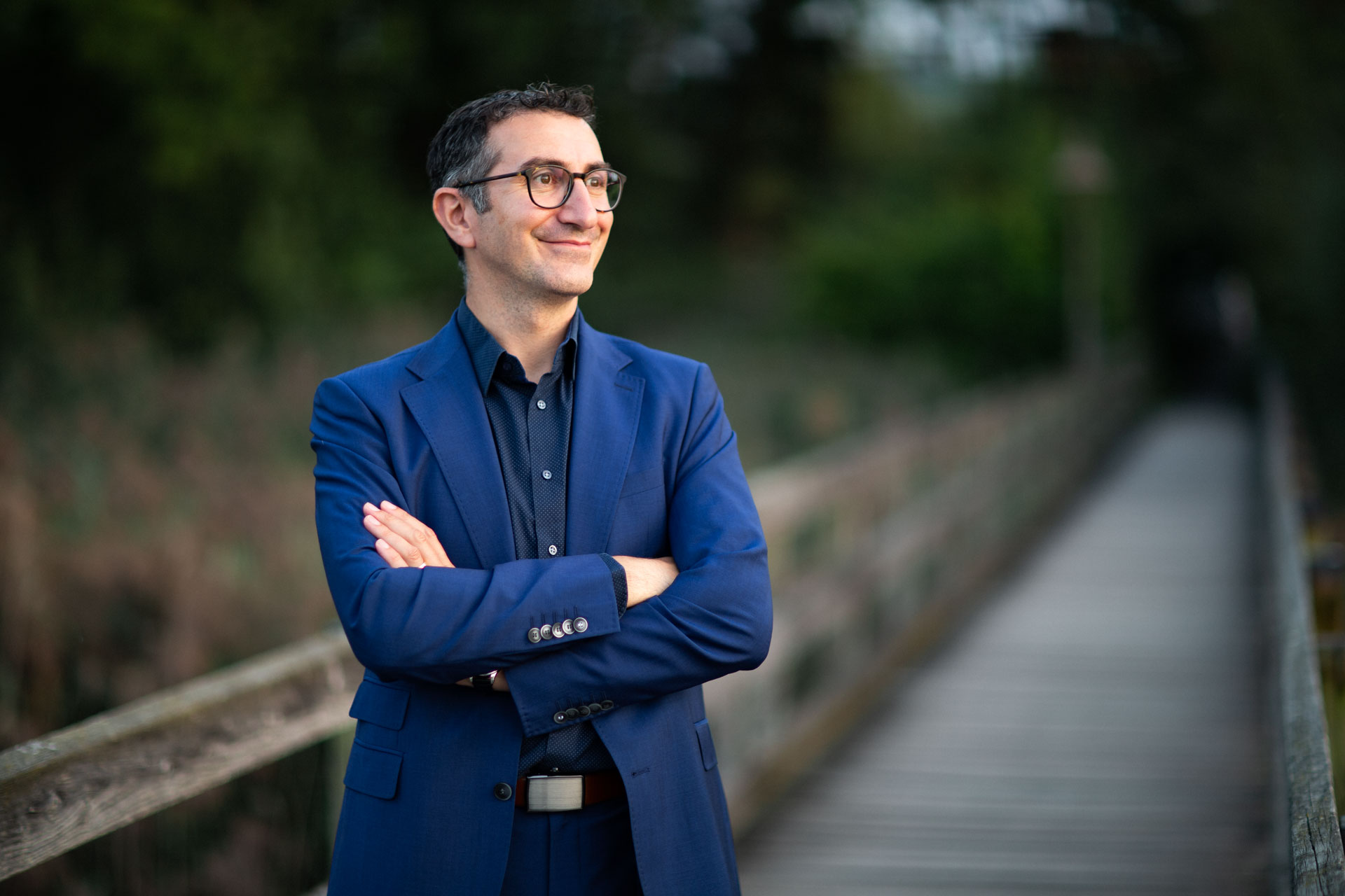 Tommaso Rubino auf Brücke mit See und Wald