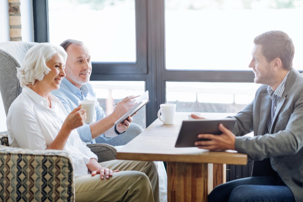 Älteres Ehepaar im Beratungsgespräch mit einem Finanzberater zur Pensionsplanung