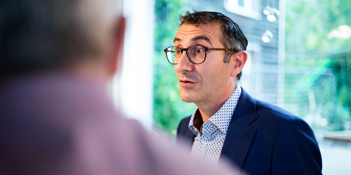 Tommaso Rubino mit Kunden