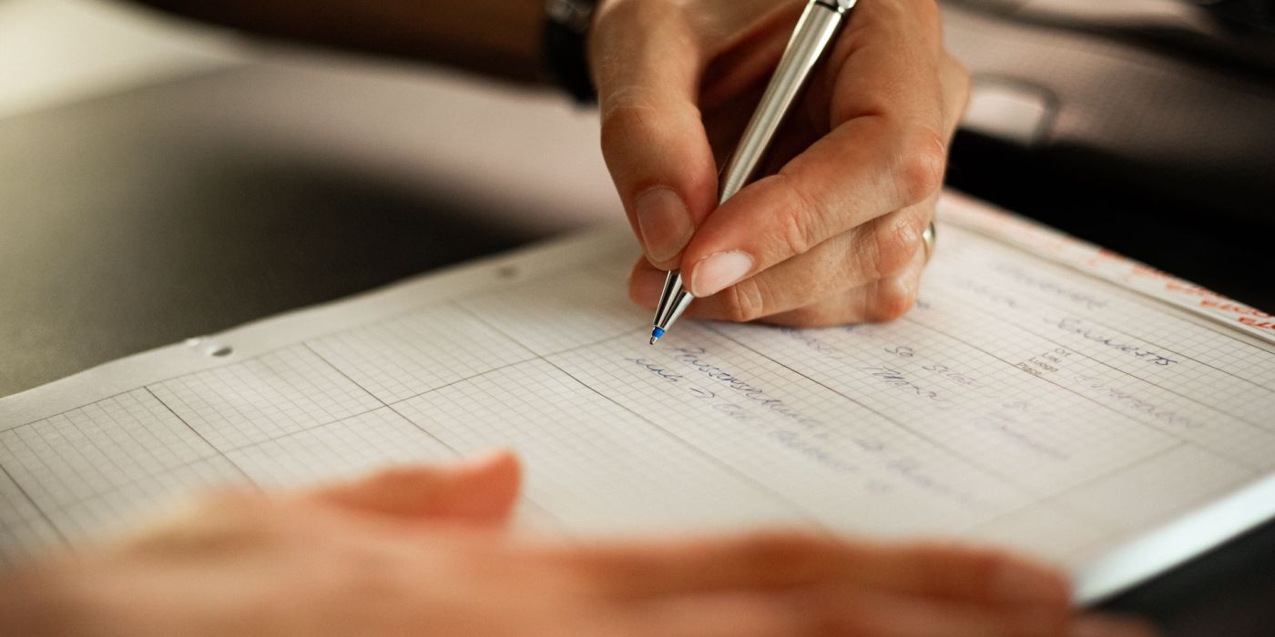 Finanzberatung Rubino mit Stift und Block