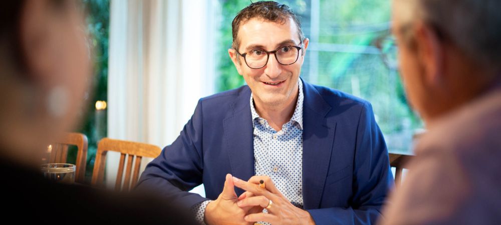 Finanzberatung Rubino Tommaso mit Kunden am Tisch